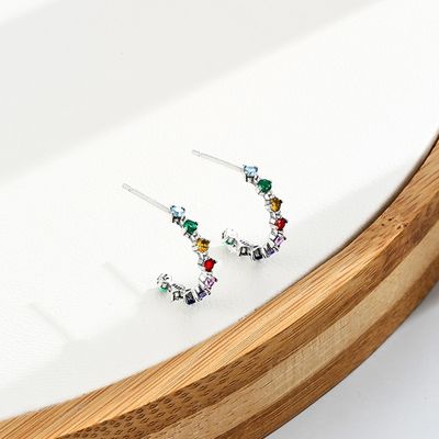 S925 0.6in 1.4g أقراط مرصعة بألوان قوس قزح 5A أقراط حلقية متوسطة الحجم من الفضة الإسترليني
