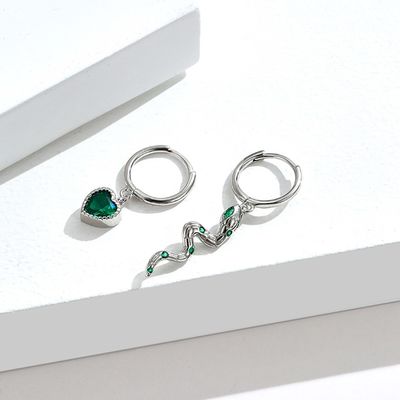 2.1x0.7cm 2.3g أقراط فضة على شكل قلب كريستال ثعبان حلق OEM